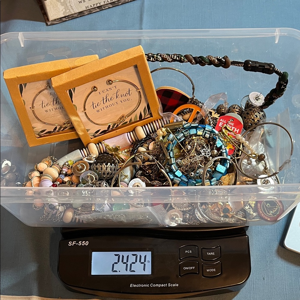 Scrap lot, 2.42 lbs, some wearable but most scrap lot 07257 - Picture 3 of 10